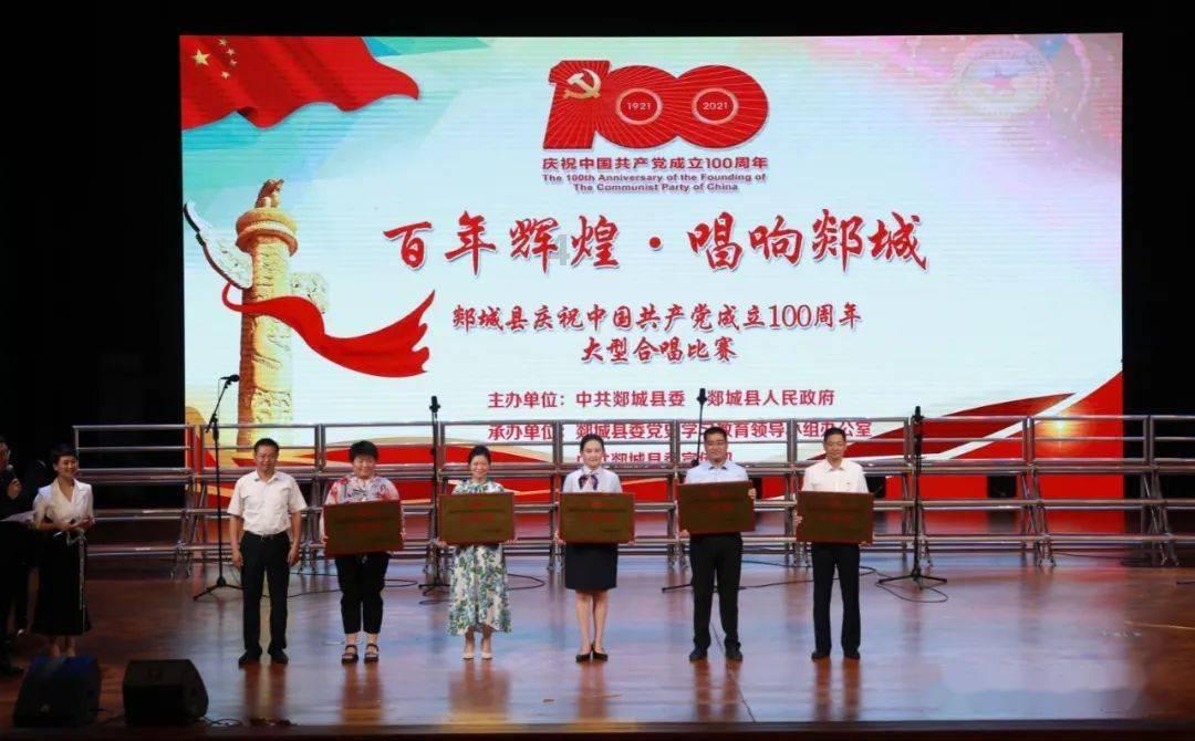 街头这一幕泪目！老伴离世30年，他每天揣着照片...